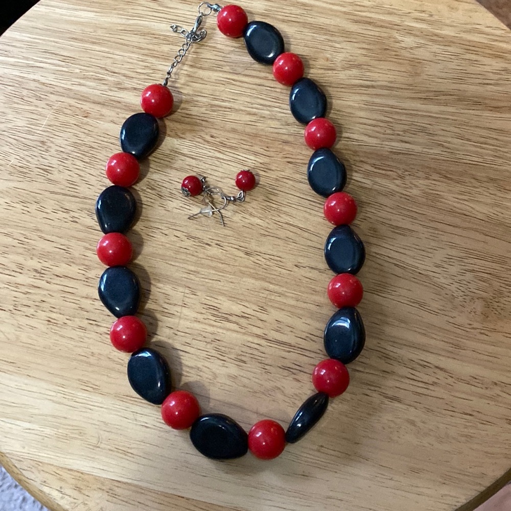 Red & black beaded necklace & earrings
